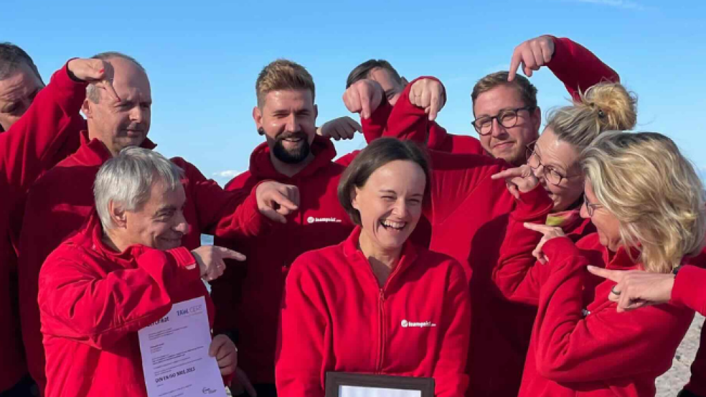 Teamgeist Crew am Strand Gruppe von Guides freuen sich