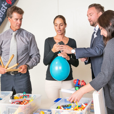 Team baut eine Impulsreaktion im Tagungsraum