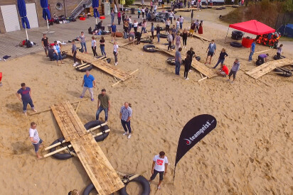 Brueckenbau Teamevent mit der ganzen Firma