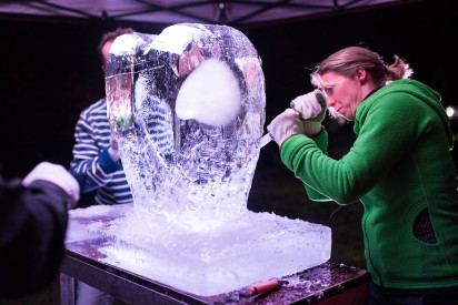 Eis Skulptur schnitzen Team