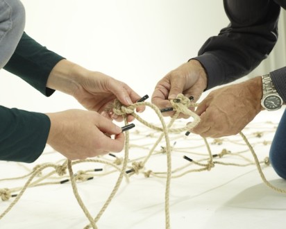 Zwei Paar Hände bauen ein Netz-Darmstadt