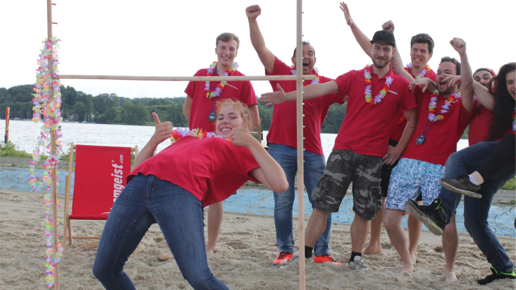 Team am Strand beim Limbo