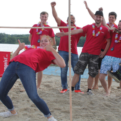 Team am Strand beim Limbo