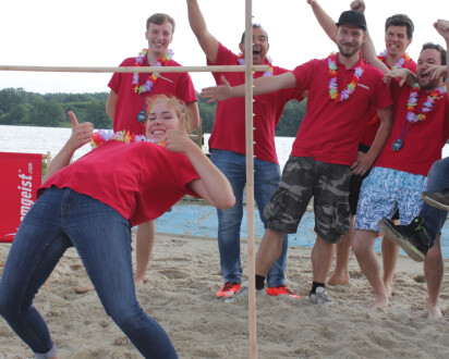 Team am Strand beim Limbo