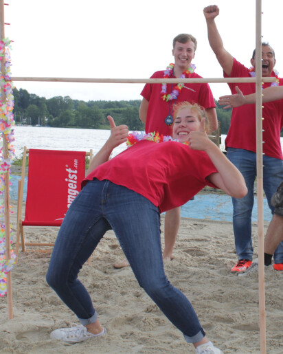 Team am Strand beim Limbo
