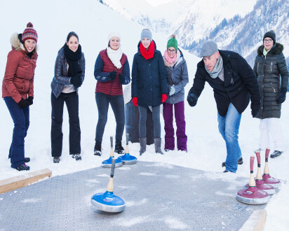 Team beim Eisstockschießen im Winter