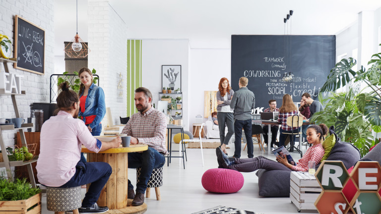 Coworking Shared Office Mitarbeiter machen Pause