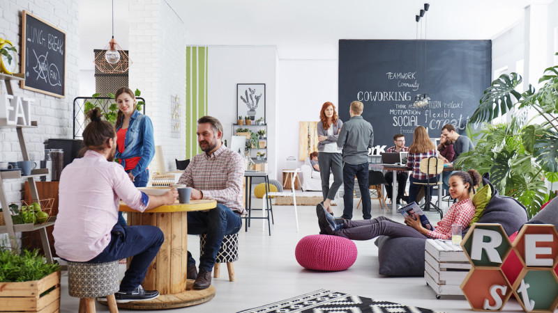 Coworking Shared Office Mitarbeiter machen Pause