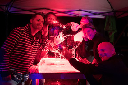 Eis Skulptur schnitzen Team Herz