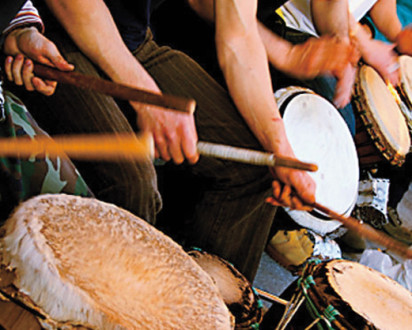 Trommel spielnde Musiker-Kiel