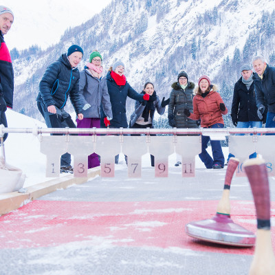 Team beim Eisstockschießen im Winter