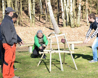 mann benutzt ein selbstgebautes katapult