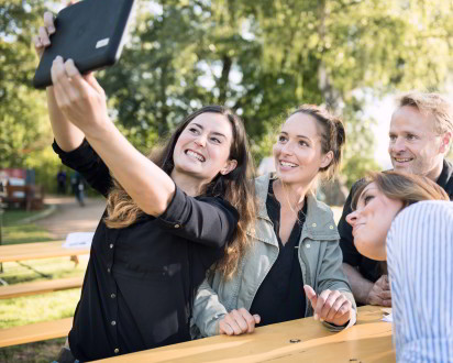 Team Selfie Tablet iPad Outdoor