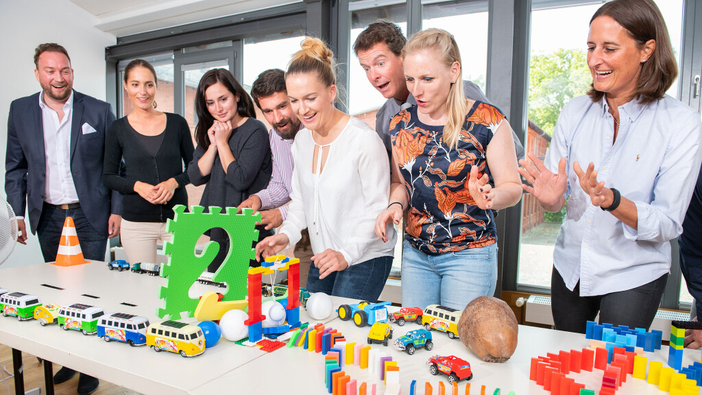 Team baut eine Impulsreaktion im Tagungsraum