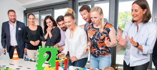 Team baut eine Impulsreaktion im Tagungsraum