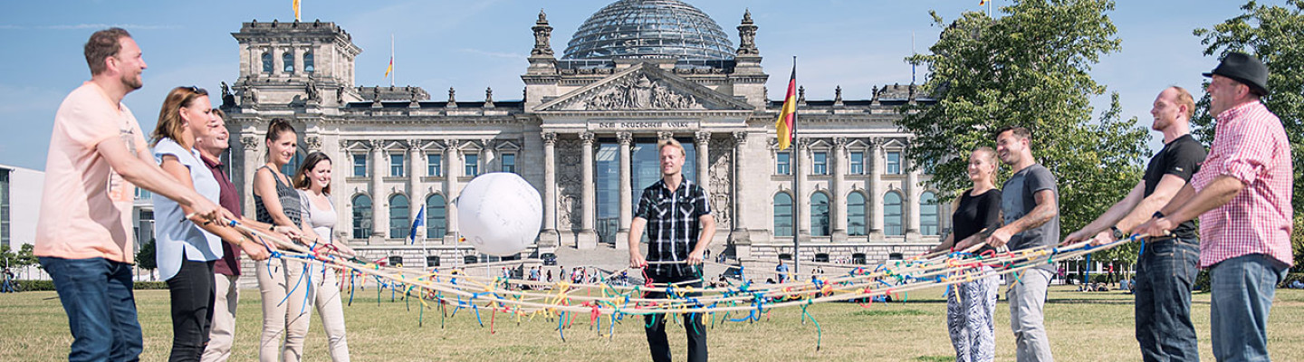 Team knüpft am Reichstag in Berlin ein großes Netz