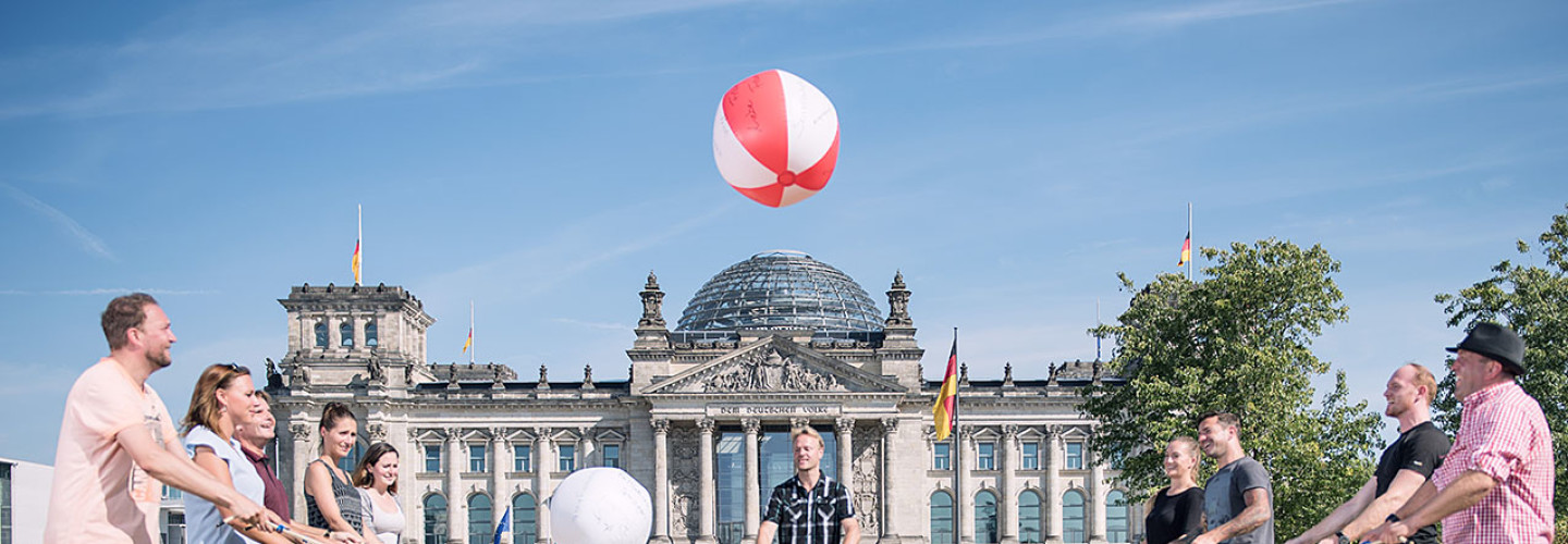 Team knüpft am Reichstag in Berlin ein großes Netz