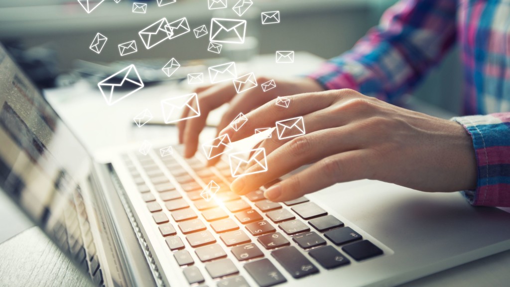 Mail Kommunikation Hände tippen auf Laptop