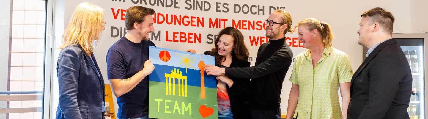 Teamevent Location Berlin Potsdamer Platz Team feiert Tape Art