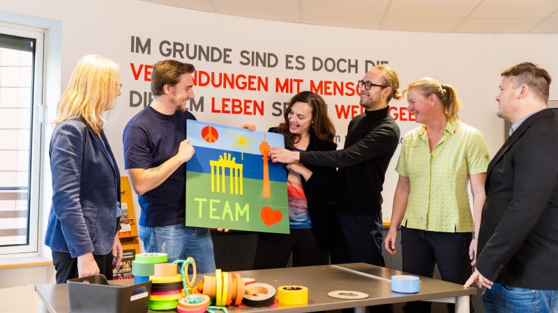 Teamevent Location Berlin Potsdamer Platz Team feiert Tape Art