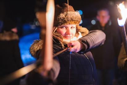 Bogenschießen bei Nacht im Winter