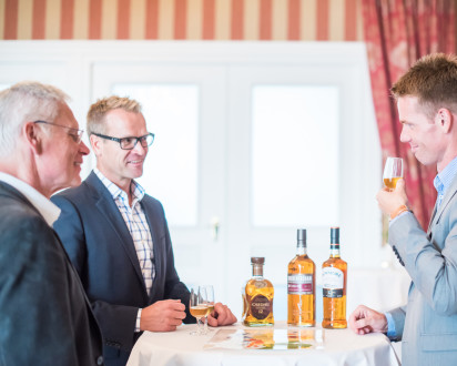 Whisky Tasting Mann probiert Whisky