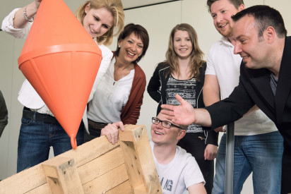 Menschen im Büro beim Bau mit Palette