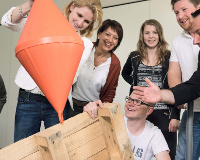 Menschen im Büro beim Bau mit Palette