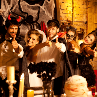 verkleidete kollegen feiern halloween firmenfeier