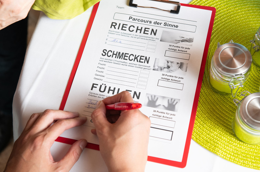 Team macht happini Uebungen im Tagungsraum