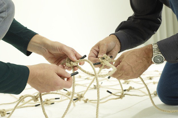 Zwei Paar Hände bauen ein Netz-Frankfurt