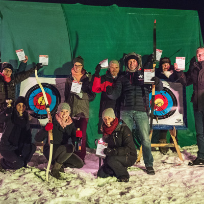 Bogenschießen bei Nacht im Winter