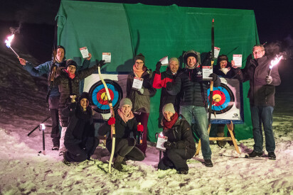 Bogenschießen bei Nacht im Winter