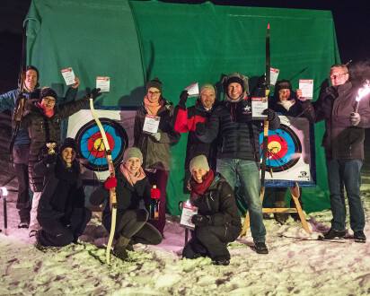 Bogenschießen bei Nacht im Winter