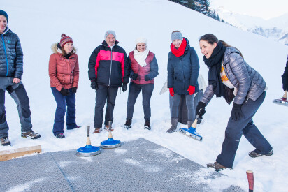 Team beim Eisstockschießen im Winter