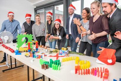 Team baut zur Weihnachtszeit eine Impulsreaktion