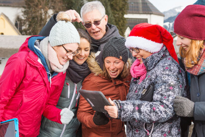 Team auf digitaler Schnitzeljagd im Winter
