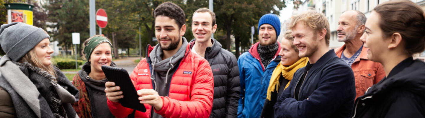 Tabtour Wien Gruppe mit Guide teamgeist und tablet