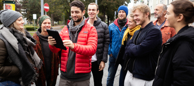 Tabtour Wien Gruppe mit Guide teamgeist und tablet