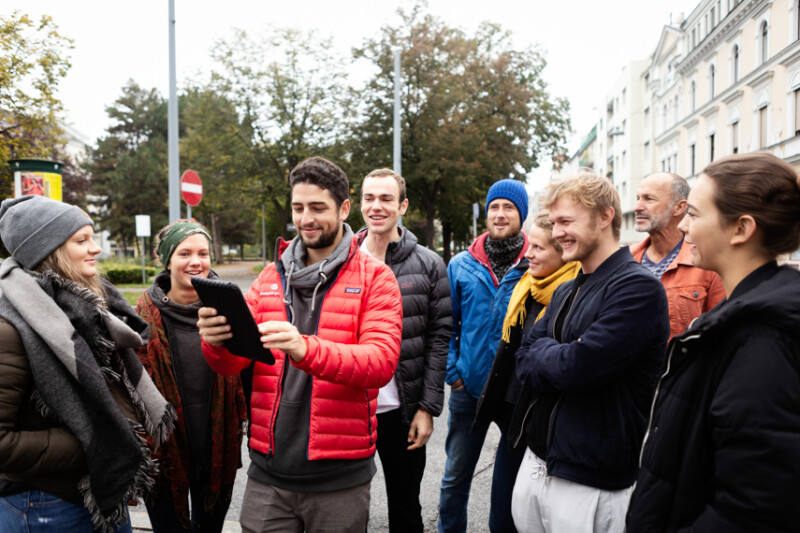 Tabtour Wien Gruppe mit Guide teamgeist und tablet