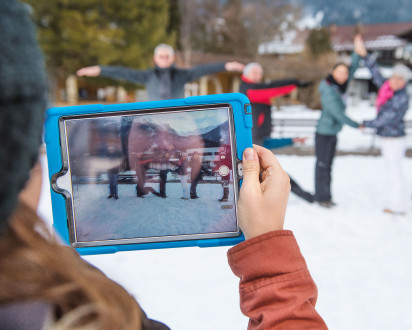 Team auf digitaler Schnitzeljagd im Winter