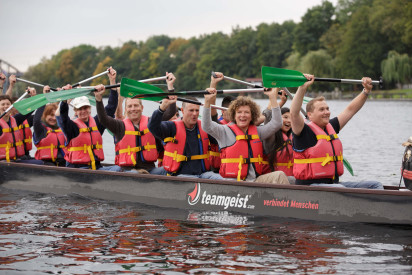 Teambuilding und Zusammengehörigkeitsgefühl beim Drachenboot-Teamevent