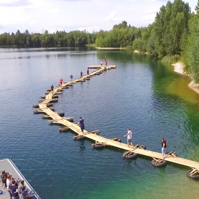 Bau einer schwimmenden Brücke über den See mit dem Team