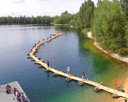 Bau einer schwimmenden Brücke über den See mit dem Team