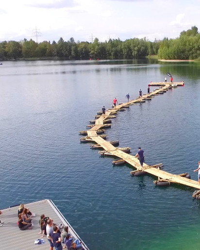 Bau einer schwimmenden Brücke über den See mit dem Team