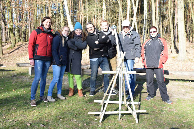 gruppe steht hinter selbst gebautem katapult-Göttingen