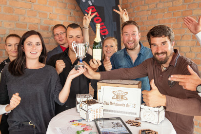 Team versucht die Rätsel des Escape Games zu lösen