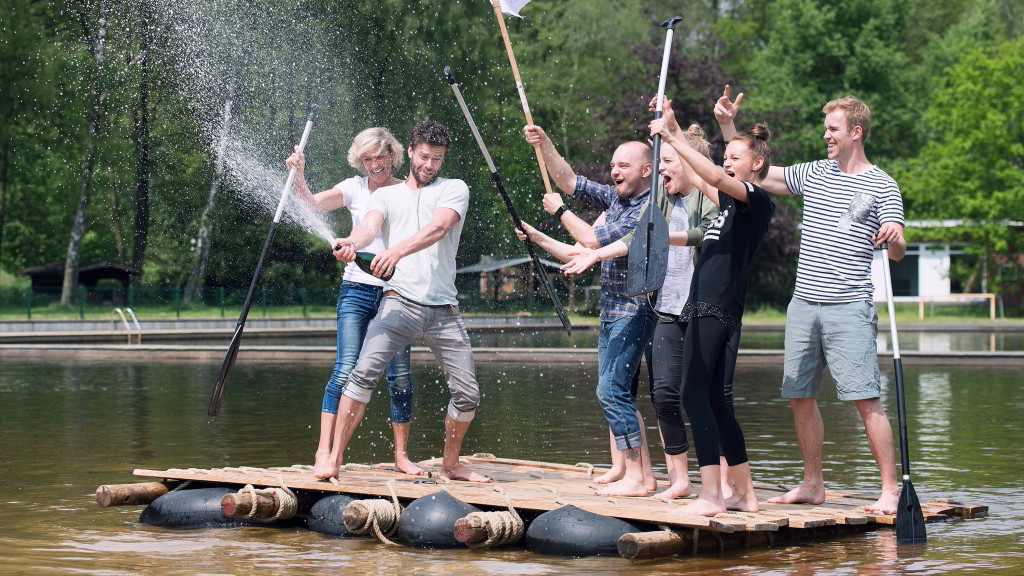 Floßbau ist ein spaßiges Outdoor-Event