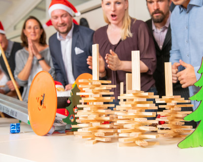 Team baut zur Weihnachtszeit eine Impulsreaktion