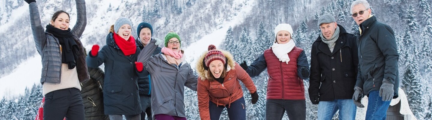 Jubelnde Menschen beim Eisstockschießen